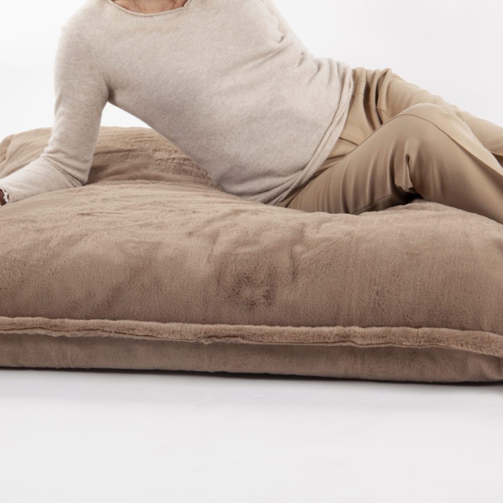 Cocooning grandeur: a giant fur cushion that transforms the space
