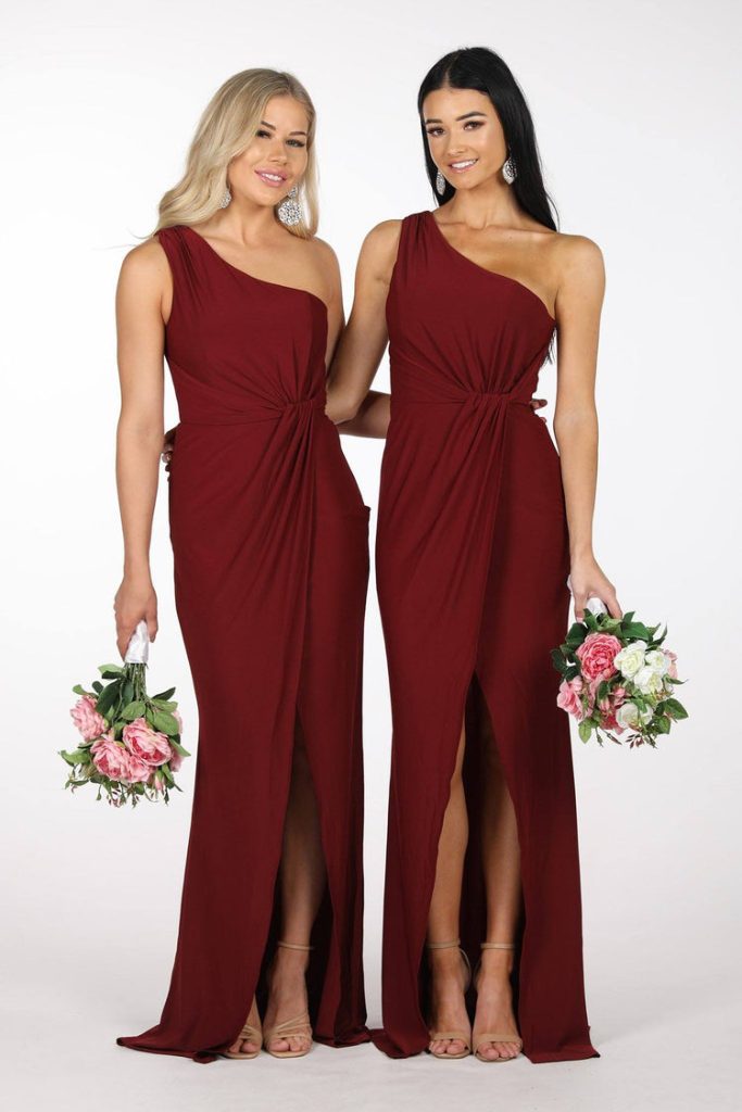 Romantic Lace-Trim Gowns: Embrace Timeless Bride Style