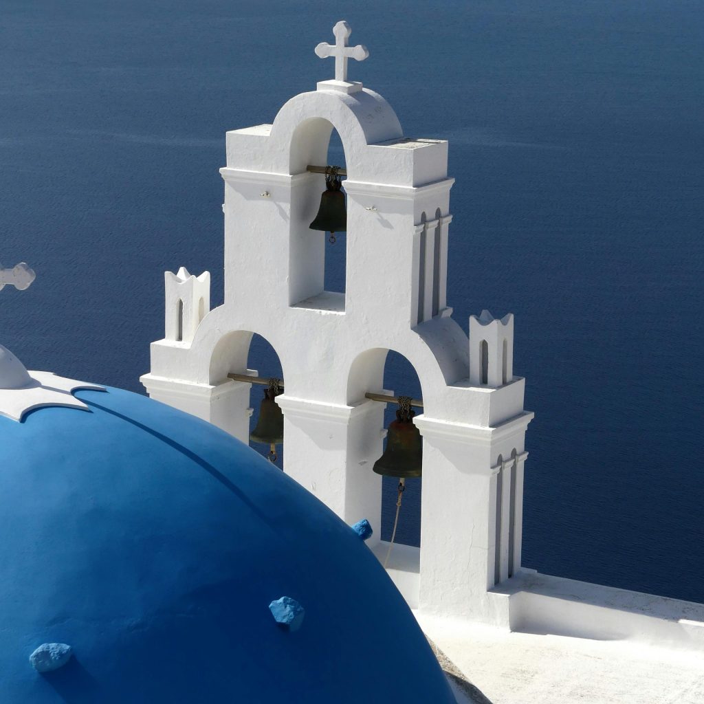 Smooth island-wide transfers for your Santorini wedding plans